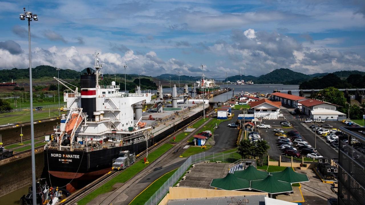 Der Panamakanal verbindet den Atlantik mit dem Pazifik und gehört zu den bedeutendesten Wasserstraßen der Welt. 1914 wurde er eröffnet, 1999 gaben ihn die Amerikaner an Panama zurück. Der Panamakanal verbindet den Atlantik mit dem Pazifik und gehört zu den bedeutendesten Wasserstraßen der Welt. 1914 wurde er eröffnet, 1999 gaben ihn die Amerikaner an Panama zurück.