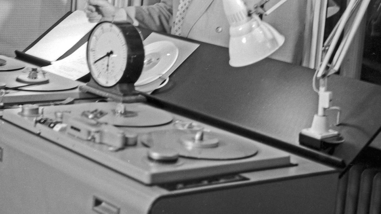 Toningenieure arbeiten mit einem Tonbandgerät Toningenieure arbeiten mit einem Tonbandgerät