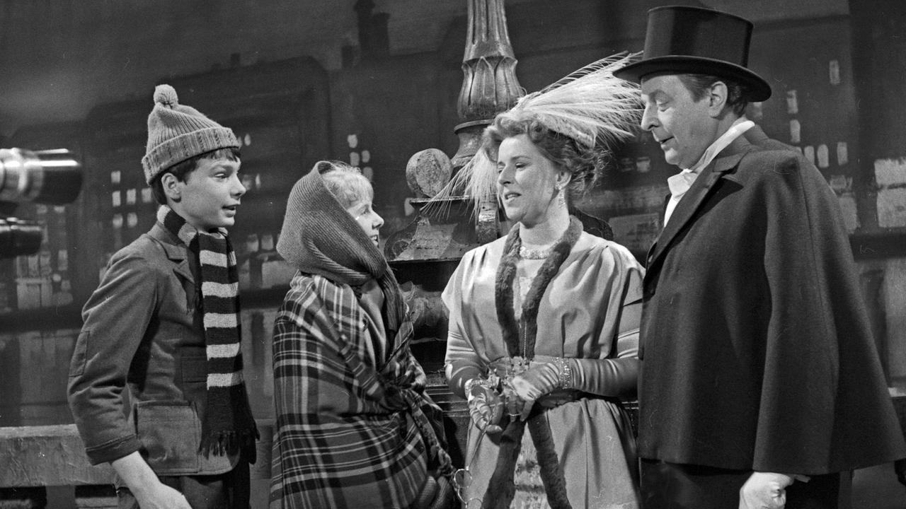 Ein Szenenfoto in Schwarz-Weiß aus dem Fernsehfilm "Pünktchen und Anton" von 1960 Ein Szenenfoto in Schwarz-Weiß aus dem Fernsehfilm "Pünktchen und Anton" von 1960