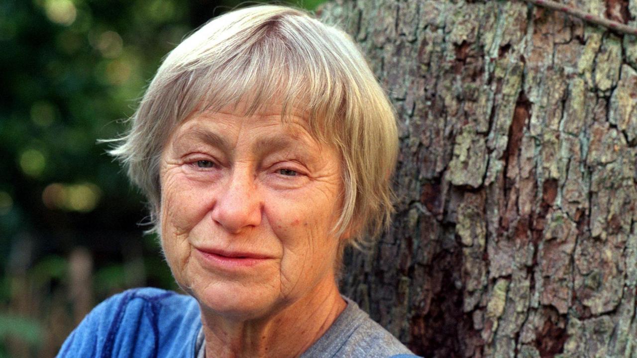 Die evangelische Theologin und Schriftstellerin Dorothee Sölle (aufg. am 21.9.1999 in Hamburg) Die 73Jährige starb am 27. April 2003 in einer Klinik in Göppingen offenbar in Folge eines Herzinfarktes. Sölle gilt als meist gelesene theologische Autorin der Gegenwart. Zu ihren Publikationen gehören "Stellvertretung - Ein Kapitel Theologie nach dem Tode Gottes" (1965) und "Mystik und Widerstand" (1997). Für die linke Theologin waren christliche Lebensführung, politisches Engagement und Theologie nicht zu trennen. Sie wandte sich als Friedensaktivistin gegen den Vietnamkrieg genauso wie gegen den Nato-Doppelbeschluss zur Nachrüstung. Bei Kirchentagen trat sie auf Alternativveranstaltungen der "Initiative Kirche von unten" auf. Die evangelische Theologin und Schriftstellerin Dorothee Sölle (aufg. am 21.9.1999 in Hamburg) Die 73Jährige starb am 27. April 2003 in einer Klinik in Göppingen offenbar in Folge eines Herzinfarktes. Sölle gilt als meist gelesene theologische Autorin der Gegenwart. Zu ihren Publikationen gehören "Stellvertretung - Ein Kapitel Theologie nach dem Tode Gottes" (1965) und "Mystik und Widerstand" (1997). Für die linke Theologin waren christliche Lebensführung, politisches Engagement und Theologie nicht zu trennen. Sie wandte sich als Friedensaktivistin gegen den Vietnamkrieg genauso wie gegen den Nato-Doppelbeschluss zur Nachrüstung. Bei Kirchentagen trat sie auf Alternativveranstaltungen der "Initiative Kirche von unten" auf.