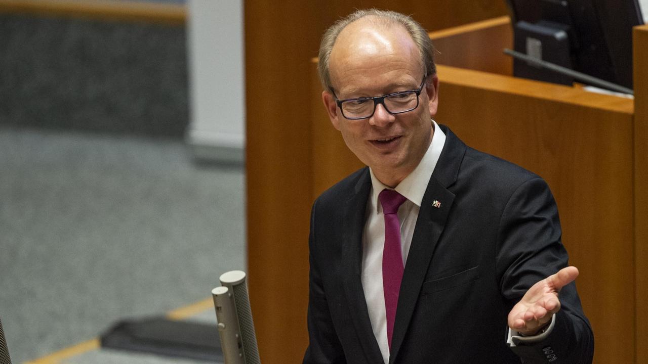 André Kuper (CDU), Präsident des Landtags von Nordrhein-Westfalen, spricht bei einer Festveranstaltung im Landtag, zum 100 jährigen Ende des Ersten Weltkriegs. André Kuper (CDU), Präsident des Landtags von Nordrhein-Westfalen, spricht bei einer Festveranstaltung im Landtag, zum 100 jährigen Ende des Ersten Weltkriegs.