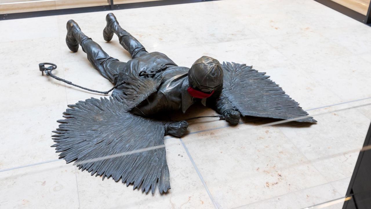 Skulptur "Der Fall Daidalos und Ikaros" im Eingangsbereich des Terminal 1 am neuen Hauptstadtflughafen. Skulptur "Der Fall Daidalos und Ikaros" im Eingangsbereich des Terminal 1 am neuen Hauptstadtflughafen.