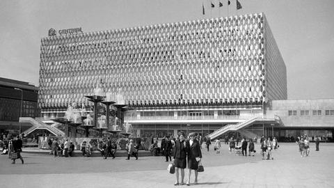Eine Totale zeigt das Berliner Centrum Warenhaus auf dem Alexanderplatz im Jahr seiner Eröffnung 1970.