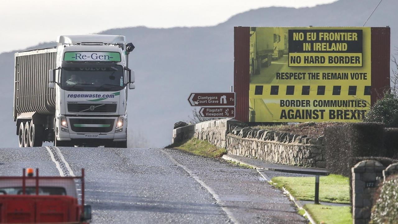 An der Grenze zwischen Nordirland und Irland in der Stadt in Jonesborough. Ein LKW fährt eine Straße entlang und auf einem Plakat steht: "Keine EU-Grenze in Irland".