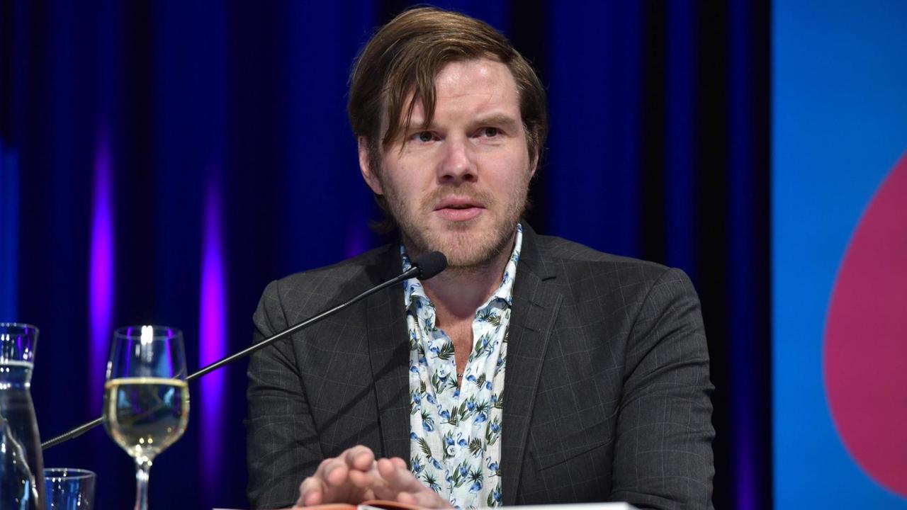 Der Autor, Musiker und Künstler Thorsten Nagelschmidt liest auf der LitCologne, dem internationalen Literaturfest. Er trägt Sakko und ein gemustertes Hemd. Der Autor, Musiker und Künstler Thorsten Nagelschmidt liest auf der LitCologne, dem internationalen Literaturfest. Er trägt Sakko und ein gemustertes Hemd.