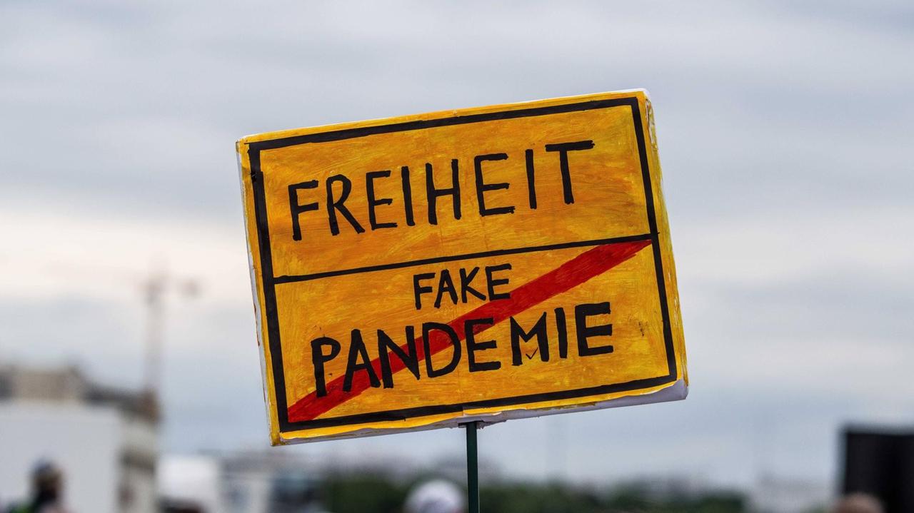 Schild mit Aufschrift "Freiheit" und durchgestrichen "Fake Pandemie" bei einer Demonstration in München. Schild mit Aufschrift "Freiheit" und durchgestrichen "Fake Pandemie" bei einer Demonstration in München.