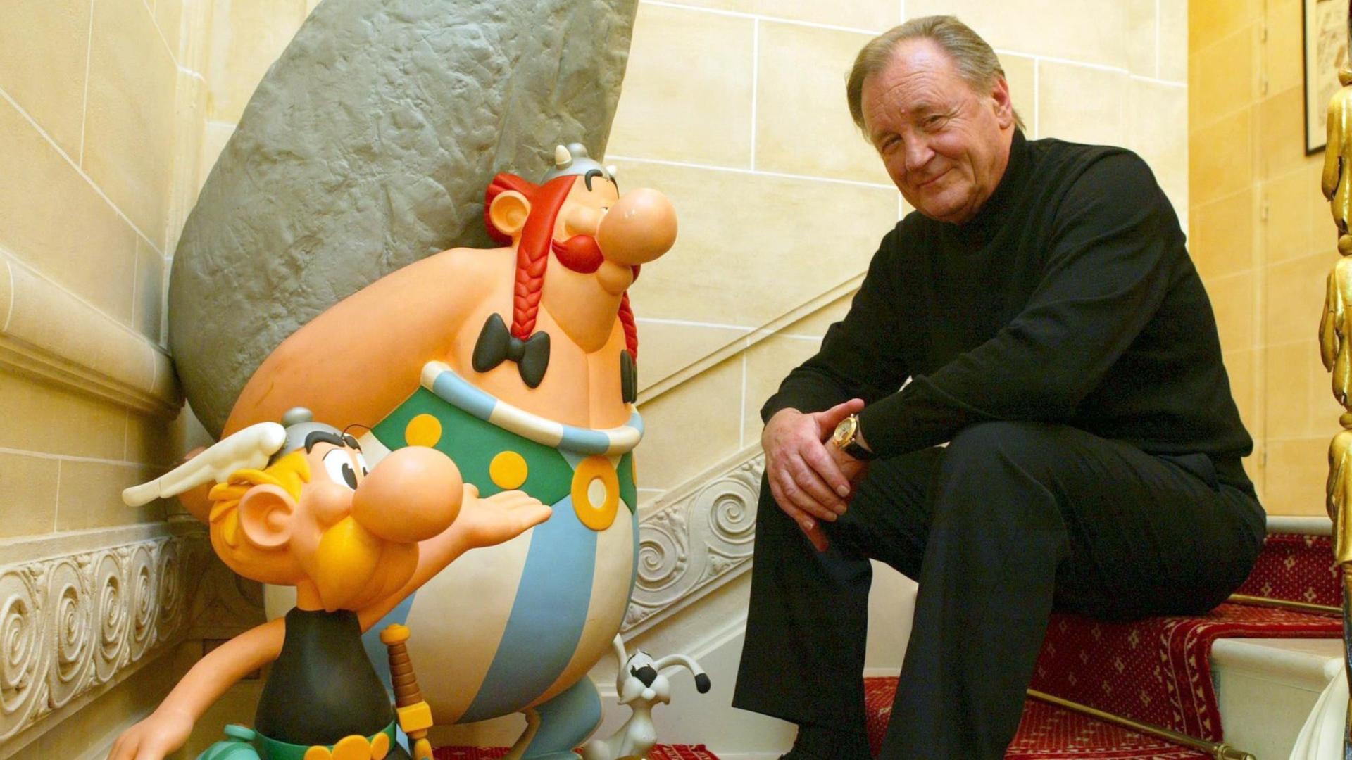 Albert Uderzo mit seinen Figuren Asterix und Obelix. Albert Uderzo mit seinen Figuren Asterix und Obelix.