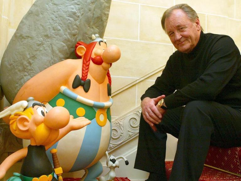 Albert Uderzo mit seinen Figuren Asterix und Obelix.