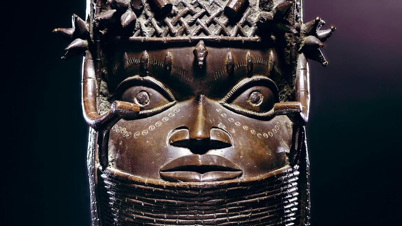 Bronze-Königskopf aus dem alten westafrikanischen Reich von Benin in Köln. Der Königskopf hat mit 695.000 Euro den Auktionsrekord für afrikanische Stammeskunst im deutschsprachigen Raum erzielt. Bronze-Königskopf aus dem alten westafrikanischen Reich von Benin in Köln. Der Königskopf hat mit 695.000 Euro den Auktionsrekord für afrikanische Stammeskunst im deutschsprachigen Raum erzielt.