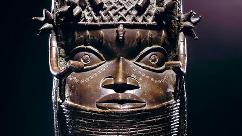 Bronze-Königskopf aus dem alten westafrikanischen Reich von Benin in Köln. Der Königskopf hat mit 695.000 Euro den Auktionsrekord für afrikanische Stammeskunst im deutschsprachigen Raum erzielt.