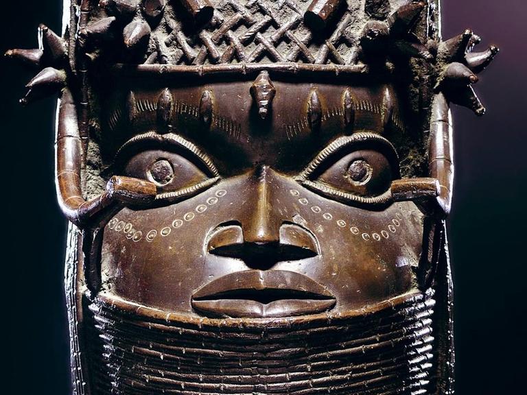 Das undatierte Handout des Kunsthauses Lempertz zeigt einen Bronze-Königskopf aus dem alten westafrikanischen Reich von Benin in Köln.