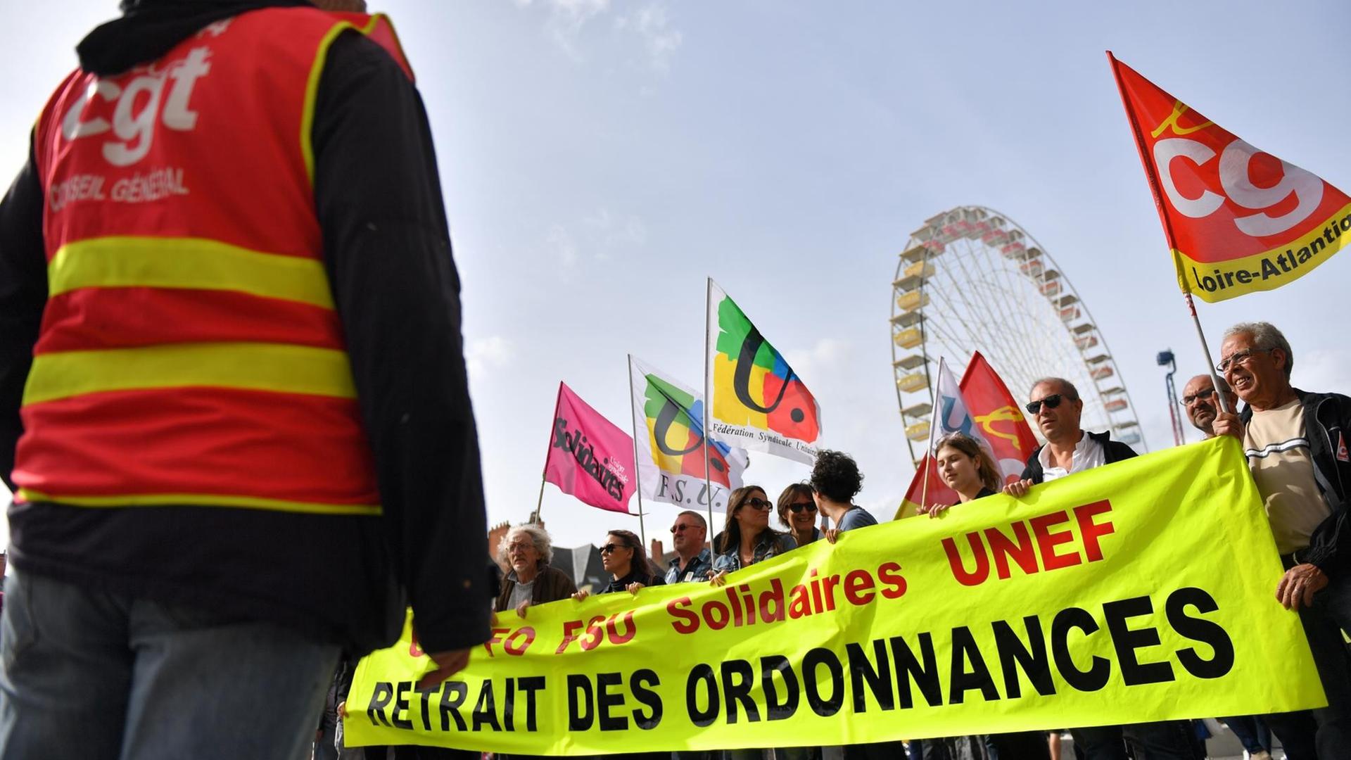 Anhänger der Gewerkschaft CGT demonstrieren in Nantes gegen die Arbeitsmarktreform. Anhänger der Gewerkschaft CGT demonstrieren in Nantes gegen die Arbeitsmarktreform.