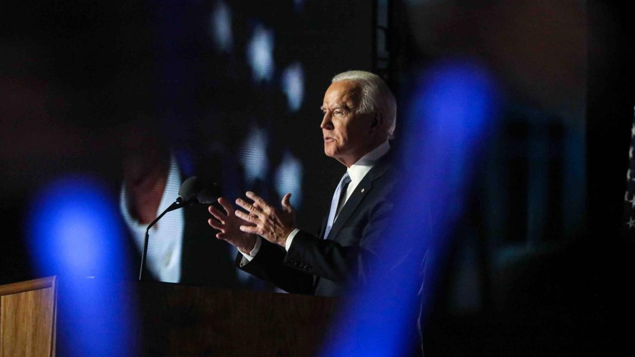 Joe Biden steht am 7. November 2020 in Wilmington Delaware auf der Bühne Joe Biden steht am 7. November 2020 in Wilmington Delaware auf der Bühne