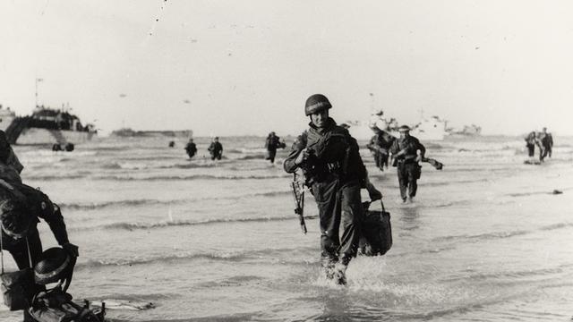 Foto von der Landung aliierter Soldaten in der Normandie.