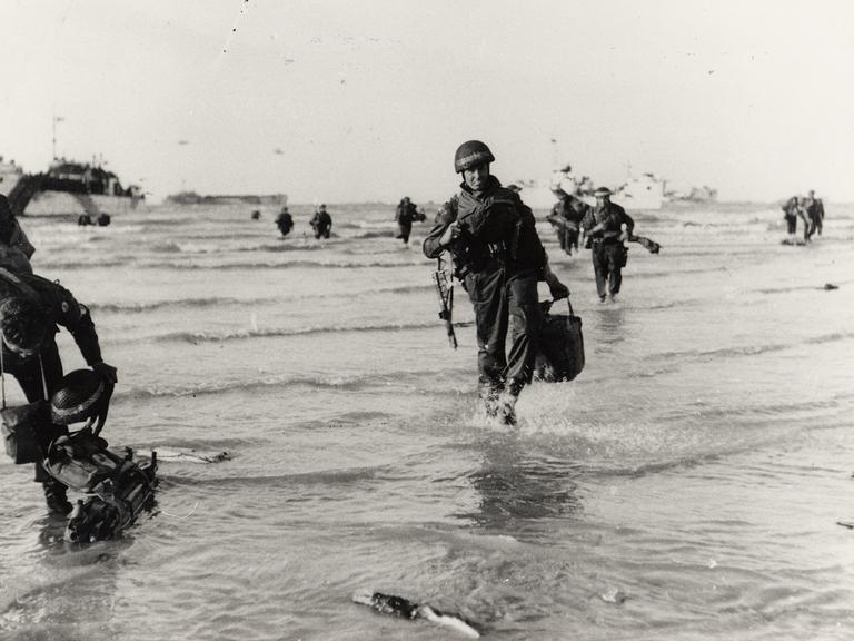 Foto von der Landung aliierter Soldaten in der Normandie.