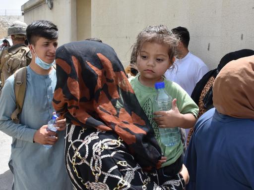Viele Afghanen warten immer noch am Flughafen in Kabul auf ihre Ausreise