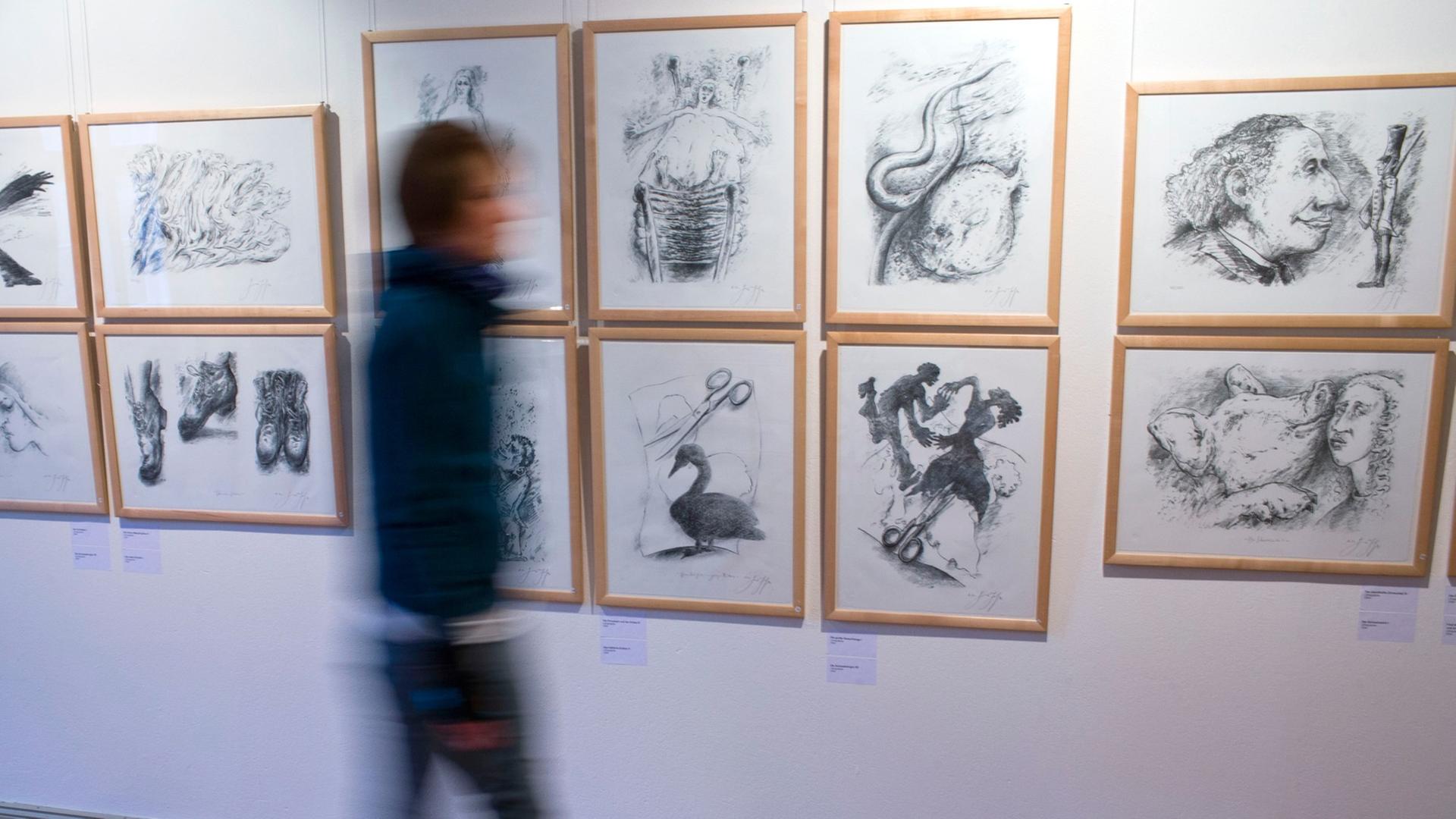 Eine Frau geht am 23.01.2013 in der Günter-Grass-Schau im Schleswig-Holstein-Haus in Schwerin (Mecklenburg-Vorpommern) an Lithographien vorbei. Vom 25.01.2013 an zeigte das Haus mehr als 100 Arbeiten auf Papier und einige Bronzen des Literatur-Nobelpreisträgers Günter Grass, der zugleich ein profilierter Zeichner und Bildhauer war. Eine Frau geht am 23.01.2013 in der Günter-Grass-Schau im Schleswig-Holstein-Haus in Schwerin (Mecklenburg-Vorpommern) an Lithographien vorbei. Vom 25.01.2013 an zeigte das Haus mehr als 100 Arbeiten auf Papier und einige Bronzen des Literatur-Nobelpreisträgers Günter Grass, der zugleich ein profilierter Zeichner und Bildhauer war.