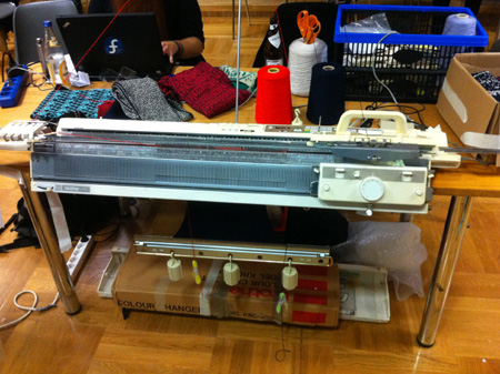 Die modifizierte Strickmaschine von Fabienne Serriere Die modifizierte Strickmaschine von Fabienne Serriere