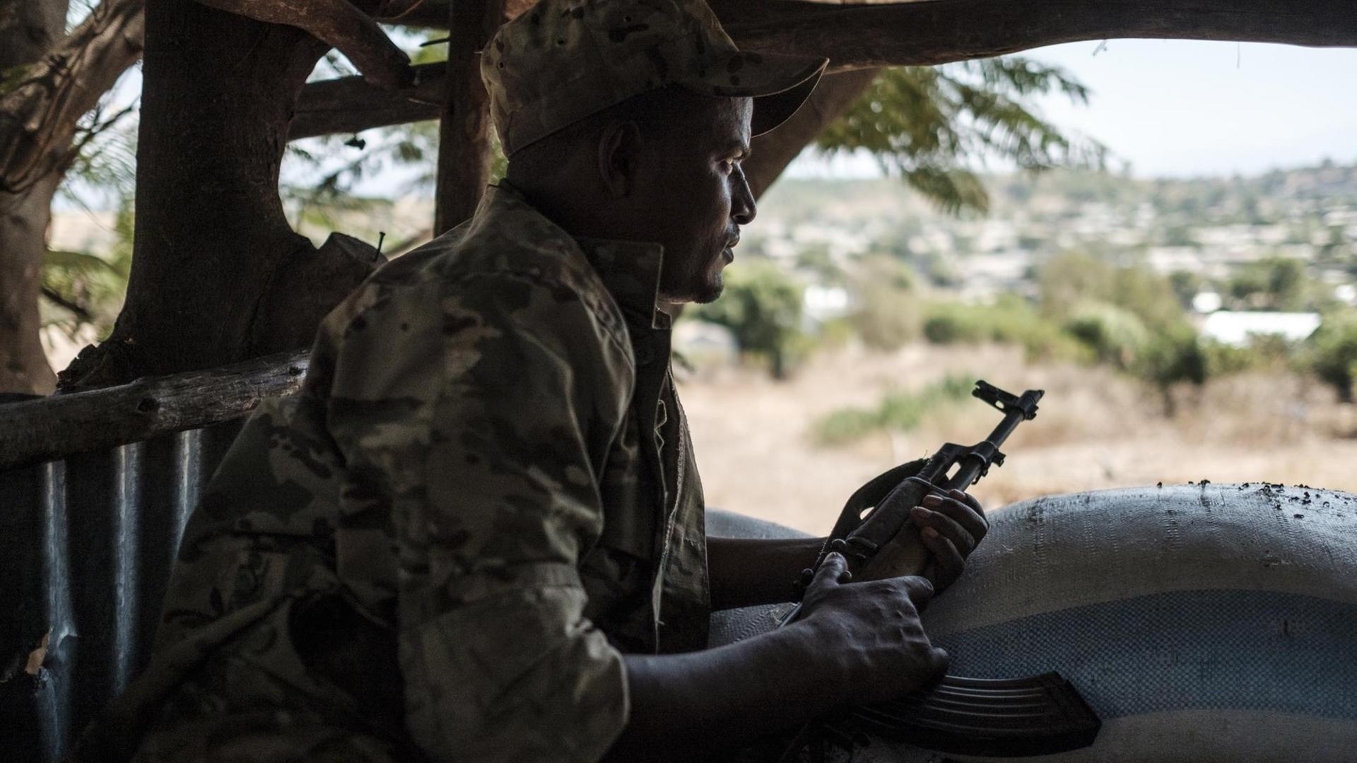 Ein Kämpfer der Amhara Special Forces auf seinem Posten in Dansha, Äthiopien Ein Kämpfer der Amhara Special Forces auf seinem Posten in Dansha, Äthiopien
