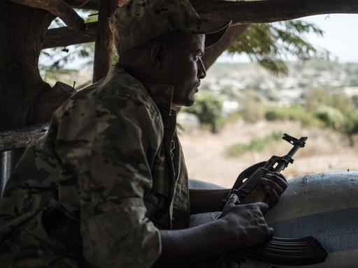 Ein Kämpfer der Amhara Special Forces auf seinem Posten in Dansha, Äthiopien