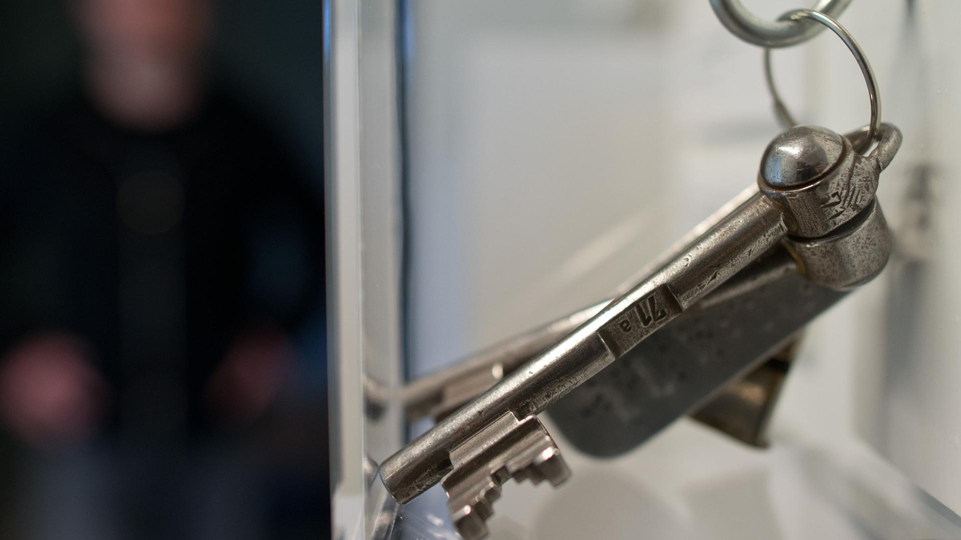 Ein Zellenschlüssel ist in der neuen Dauerausstellung im ehemaligen Gefängniskomplex am 27.11.2013 in Cottbus (Brandenburg) zu sehen. Ein Zellenschlüssel ist in der neuen Dauerausstellung im ehemaligen Gefängniskomplex am 27.11.2013 in Cottbus (Brandenburg) zu sehen.