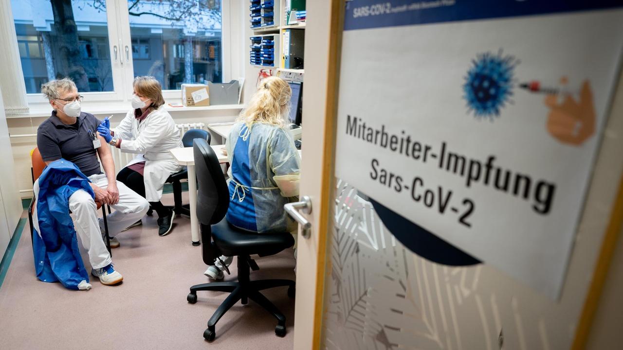 Corona-Impfung von Beschäftigten im Krankenhaus Bethel in Berlin Corona-Impfung von Beschäftigten im Krankenhaus Bethel in Berlin