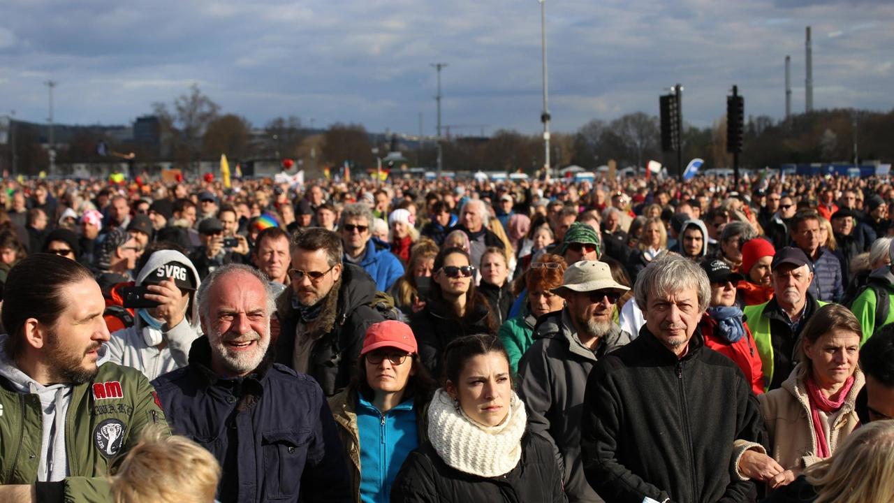 Die Aufnahme zeigt Demonstrierende bei einer Protestveranstatlung der sogenannten Querdenker-Bewegung. Die Aufnahme zeigt Demonstrierende bei einer Protestveranstatlung der sogenannten Querdenker-Bewegung.