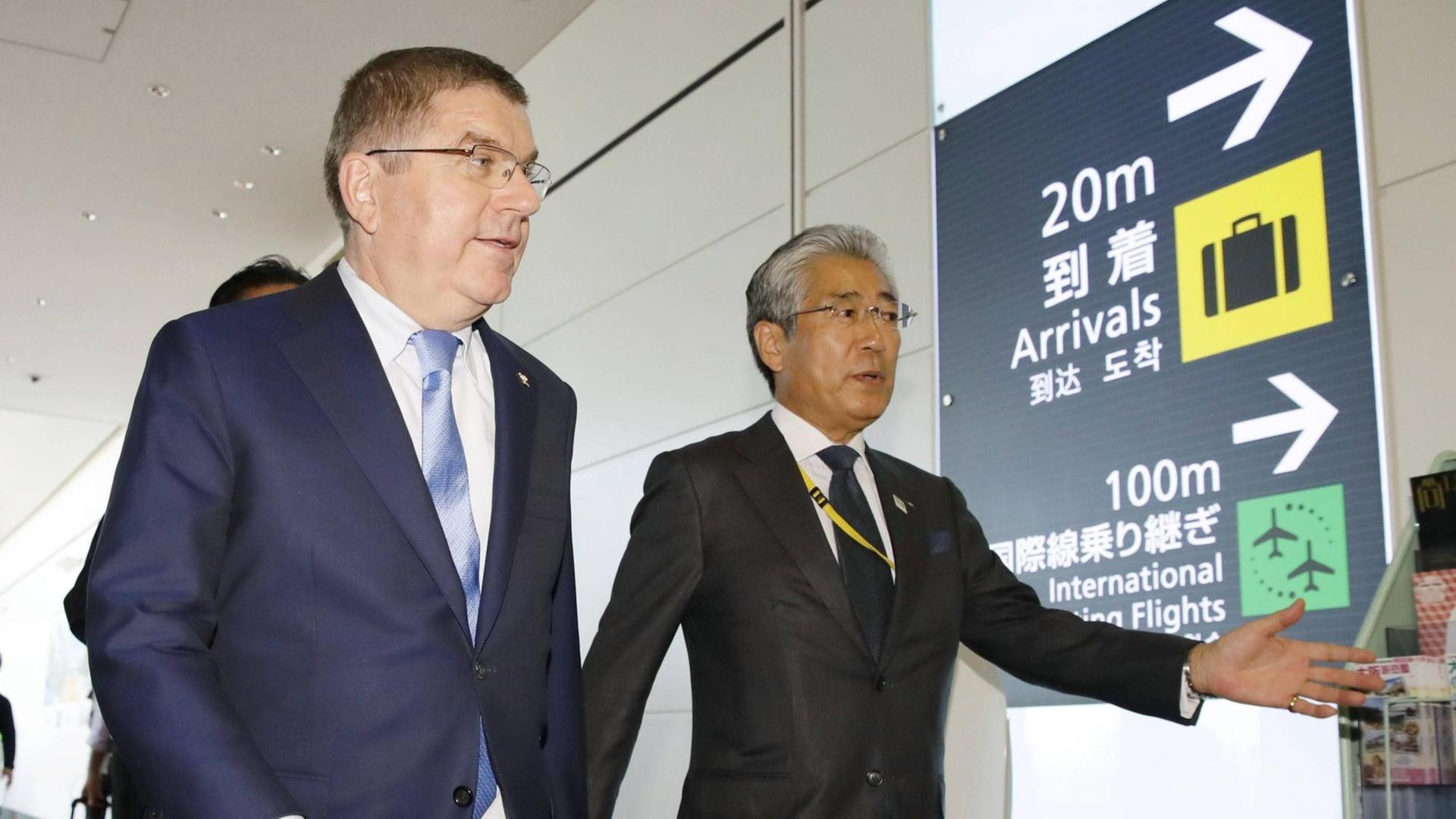 IOC-Präsident Thomas Bach am Flughafen in Tokio mit Tsunekazu Takeda vom japanischen Olympischen Komitee IOC-Präsident Thomas Bach am Flughafen in Tokio mit Tsunekazu Takeda vom japanischen Olympischen Komitee