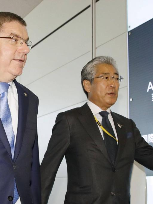 IOC-Präsident Thomas Bach am Flughafen in Tokio mit Tsunekazu Takeda vom japanischen Olympischen Komitee