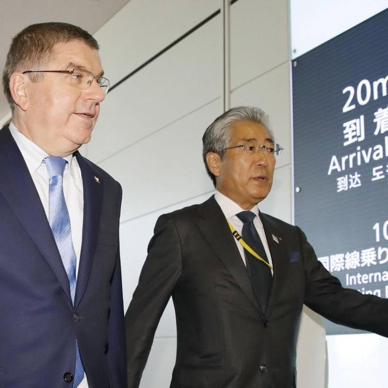 IOC-Präsident Thomas Bach am Flughafen in Tokio mit Tsunekazu Takeda vom japanischen Olympischen Komitee