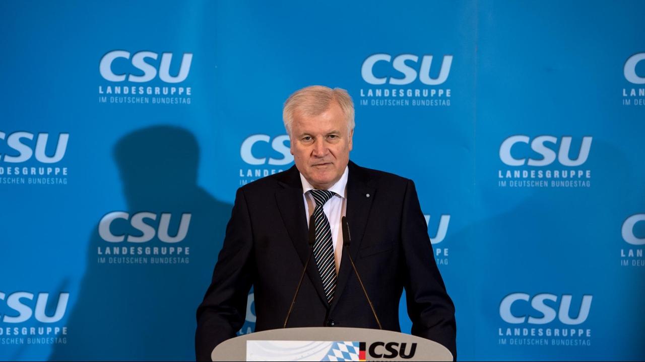 Der bayerische Ministerpräsident Horst Seehofer (CSU) spricht im Kloster Seeon in Seeon vor der Klausurtagung der CSU-Landesgruppe im Bundestag.
