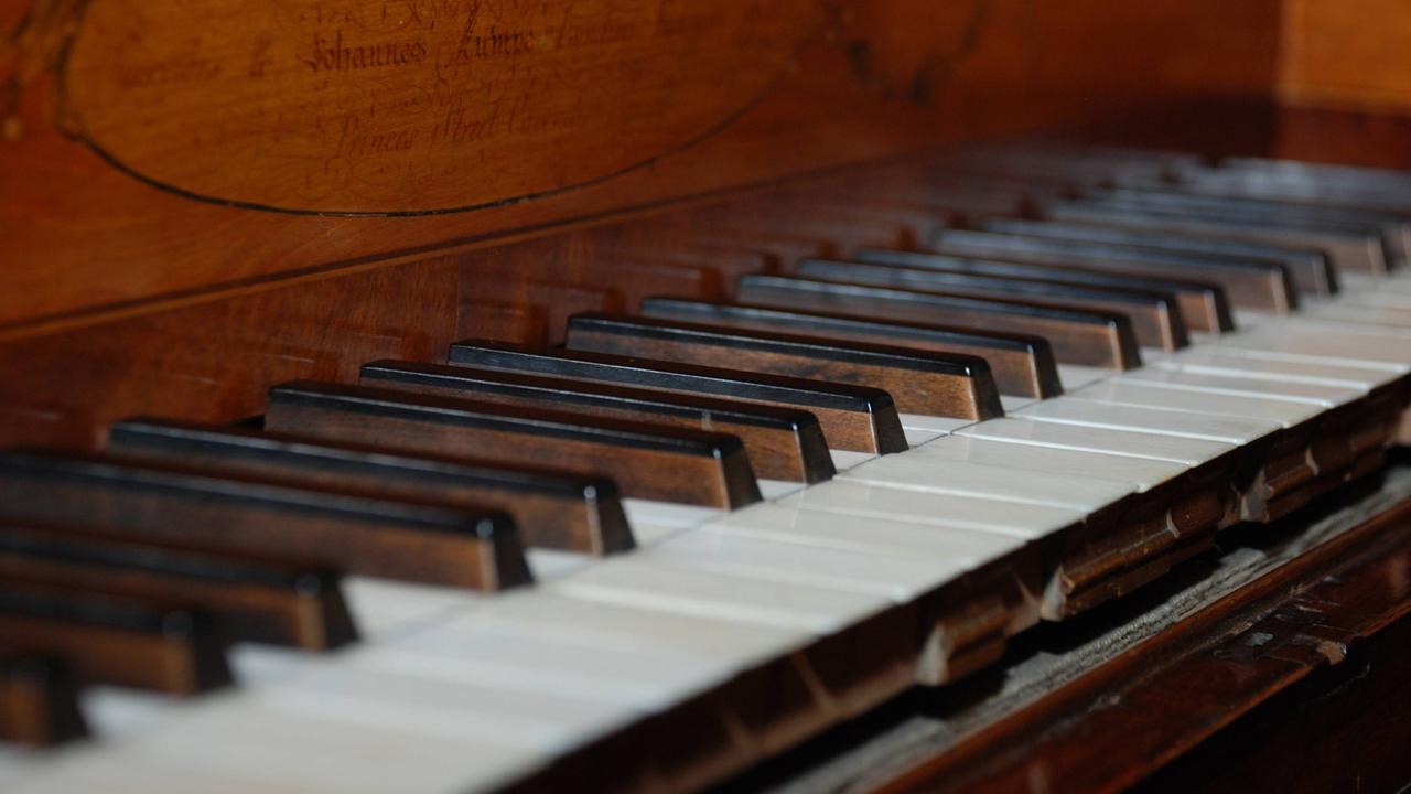 Die Tastatur eines historischen Klaviers.