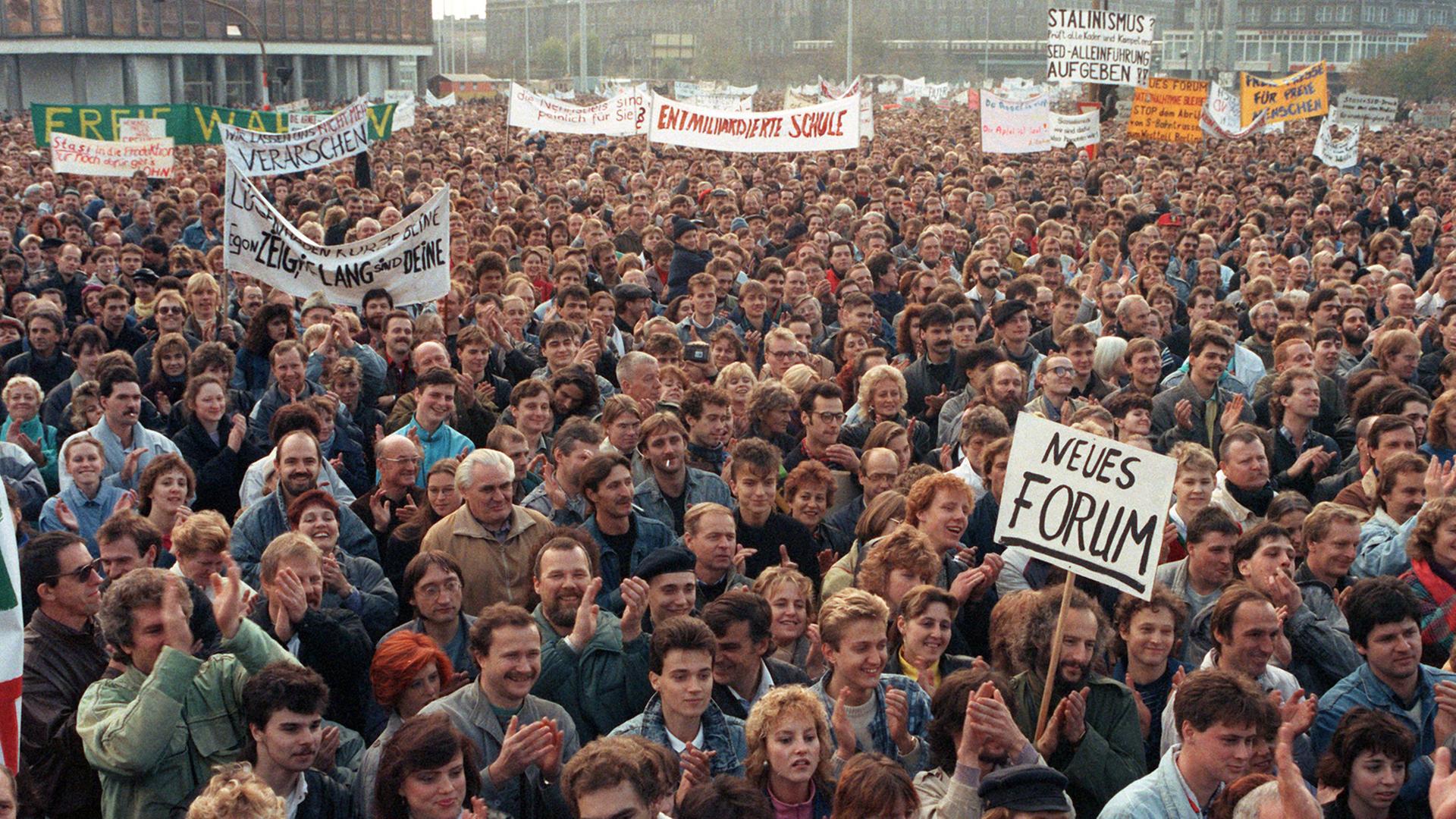 Rund 500.000 Menschen nahmen am 4. November 1989 bei der größten Demonstration der DDR-Geschichte auf dem Berliner Alexanderplatz teil. Rund 500.000 Menschen nahmen am 4. November 1989 bei der größten Demonstration der DDR-Geschichte auf dem Berliner Alexanderplatz teil.