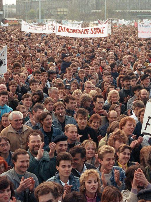 Rund 500.000 Menschen nahmen am 4. November 1989 bei der größten Demonstration der DDR-Geschichte auf dem Berliner Alexanderplatz teil.