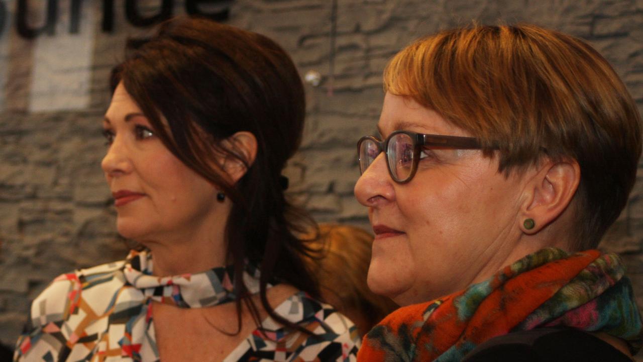 Iris Berben und Moderatorin Britta Bürger im Berlinale Open House am Potsdamer Platz. Iris Berben und Moderatorin Britta Bürger im Berlinale Open House am Potsdamer Platz.