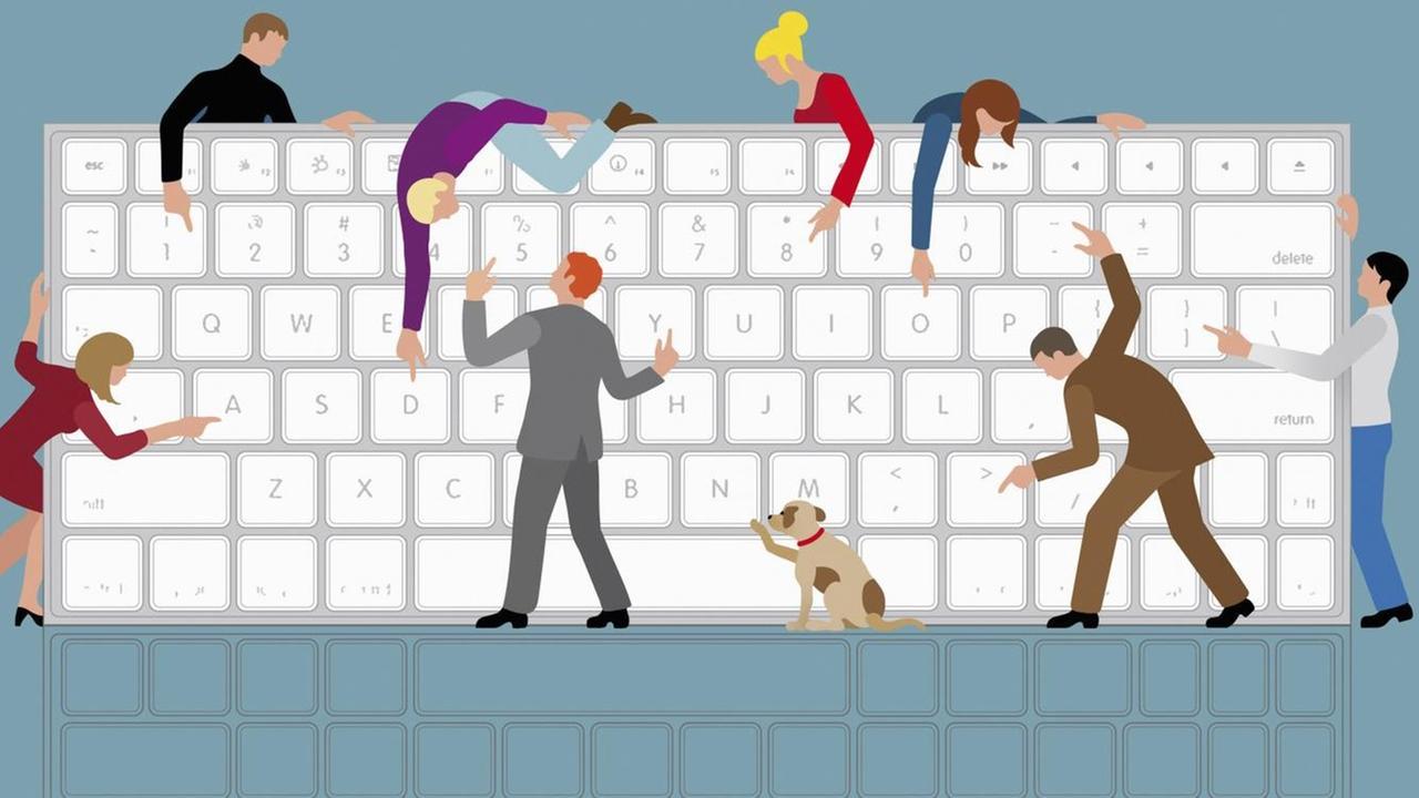 Viele Menschen teilen große Computertastatur. Viele Menschen teilen große Computertastatur.
