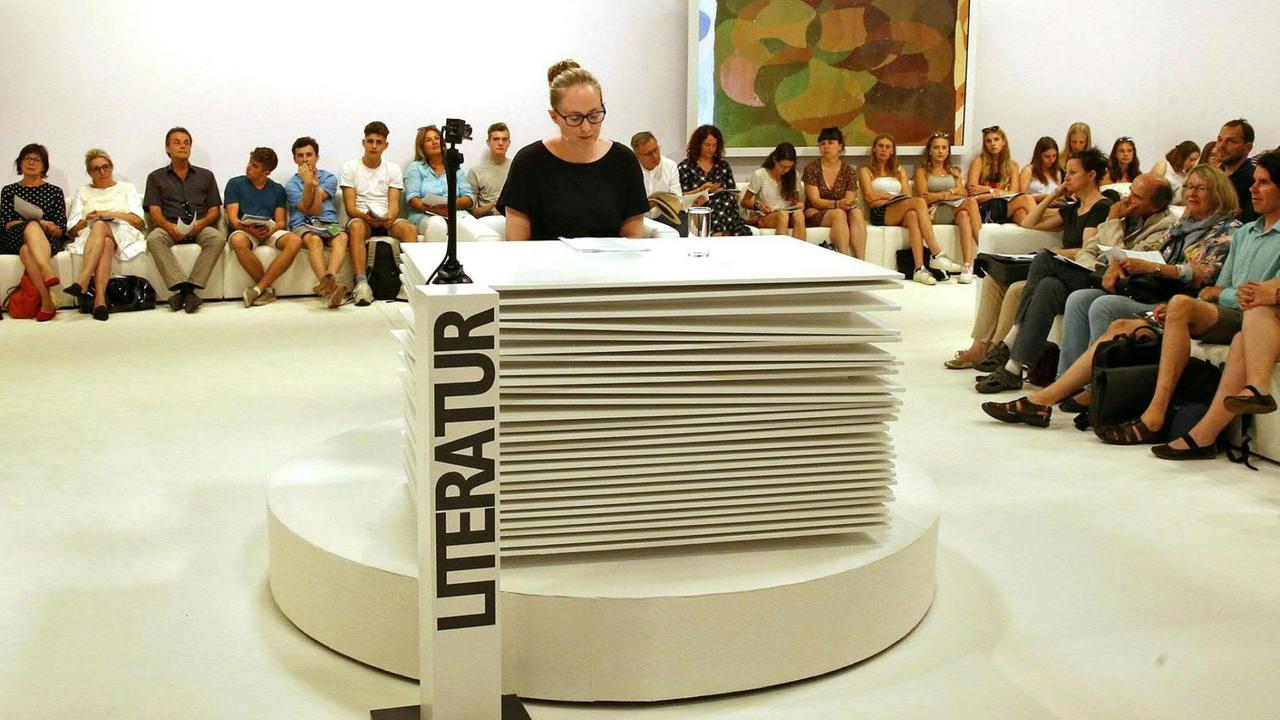 ABD0054_20190627 - KLAGENFURT - ÖSTERREICH: Die österreichische Autorin Sarah Wipauer am Donnerstag, 27. Juni 2019, während des 1. Tags des Wettlesens um den Ingeborg Bachmann-Preis in Klagenfurt. - FOTO: APA/GERT EGGENBERGER - 20190627_PD2399 | ABD0054_20190627 - KLAGENFURT - ÖSTERREICH: Die österreichische Autorin Sarah Wipauer am Donnerstag, 27. Juni 2019, während des 1. Tags des Wettlesens um den Ingeborg Bachmann-Preis in Klagenfurt. - FOTO: APA/GERT EGGENBERGER - 20190627_PD2399 |