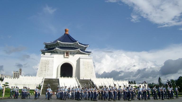 Touristen-Attraktion: der Wachwechsel vor der Chiang-Kai-shek-Gedenkhalle Touristen-Attraktion: der Wachwechsel vor der Chiang-Kai-shek-Gedenkhalle