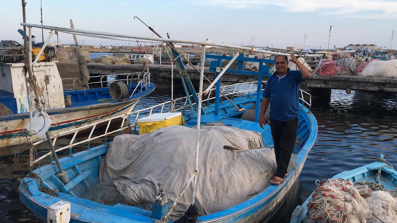 Der tunesische Fischer Neji fängt immer weniger in seinen Netzen vor den Kerkennah-Inseln.