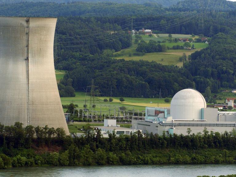 Ansicht des schweizerischen Atomkraftwerks Leibstadt am Hochrhein von der deutschen Seite (Kreis Waldshut) aus.