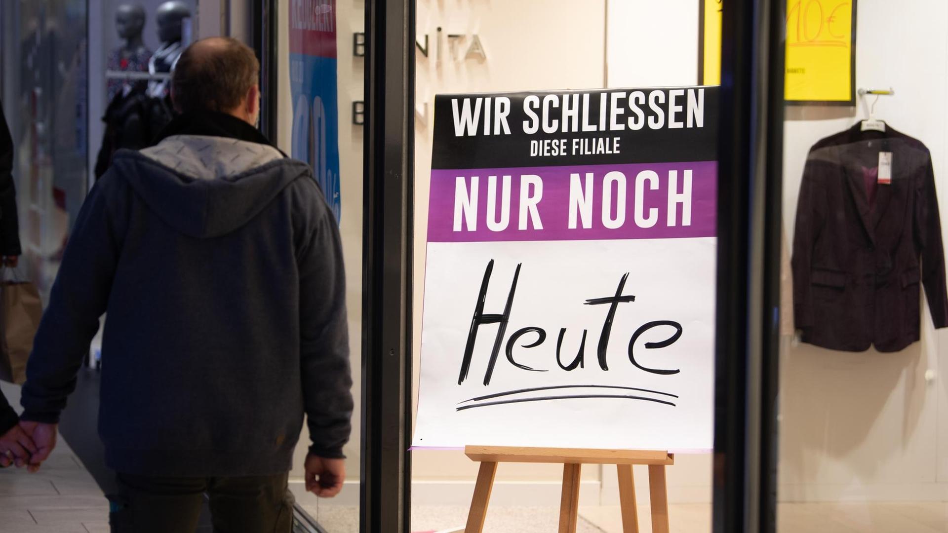 Viele Läden müssen wegen der Corona-Pandemie schließen. Viele Läden müssen wegen der Corona-Pandemie schließen.