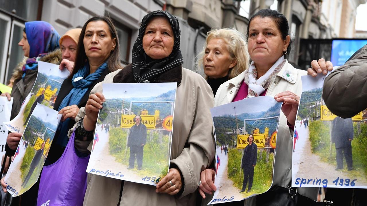Angehörige der Opfer des Massakers von Srebenica protestieren vor der schwedischen Botschaft in Sarajevo gegen den Literaturnobelpreisträger Peter Handke. 