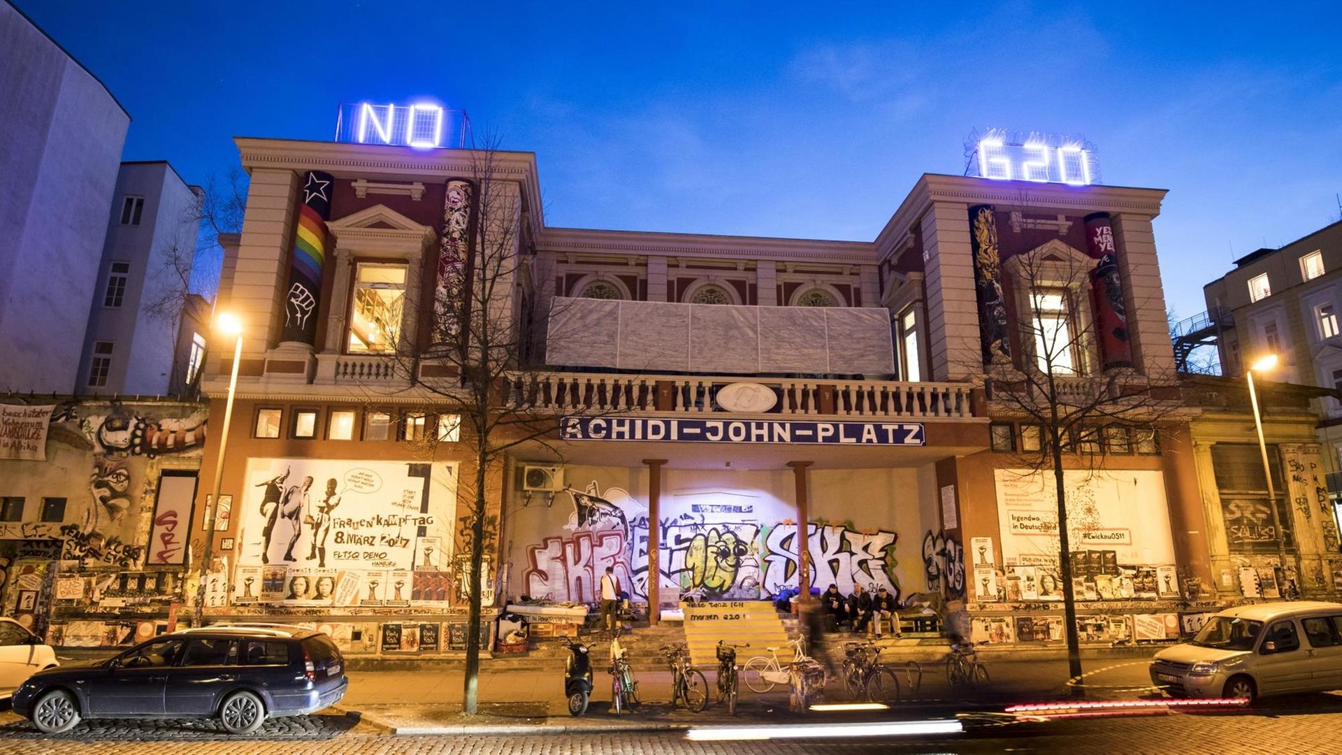 Leuchtbuchstaben mit dem Slogan "NO G20" sind am 27.03.2017 in Hamburg auf dem Dach des linksautonomen Kulturzentrums Rote Flora im Hamburger Schanzenviertel zu sehen. Am 7. und 8. Juli 2017 treffen sich in Hamburg die Staats- und Regierungschefs der G20-Staaten. Leuchtbuchstaben mit dem Slogan "NO G20" sind am 27.03.2017 in Hamburg auf dem Dach des linksautonomen Kulturzentrums Rote Flora im Hamburger Schanzenviertel zu sehen. Am 7. und 8. Juli 2017 treffen sich in Hamburg die Staats- und Regierungschefs der G20-Staaten.