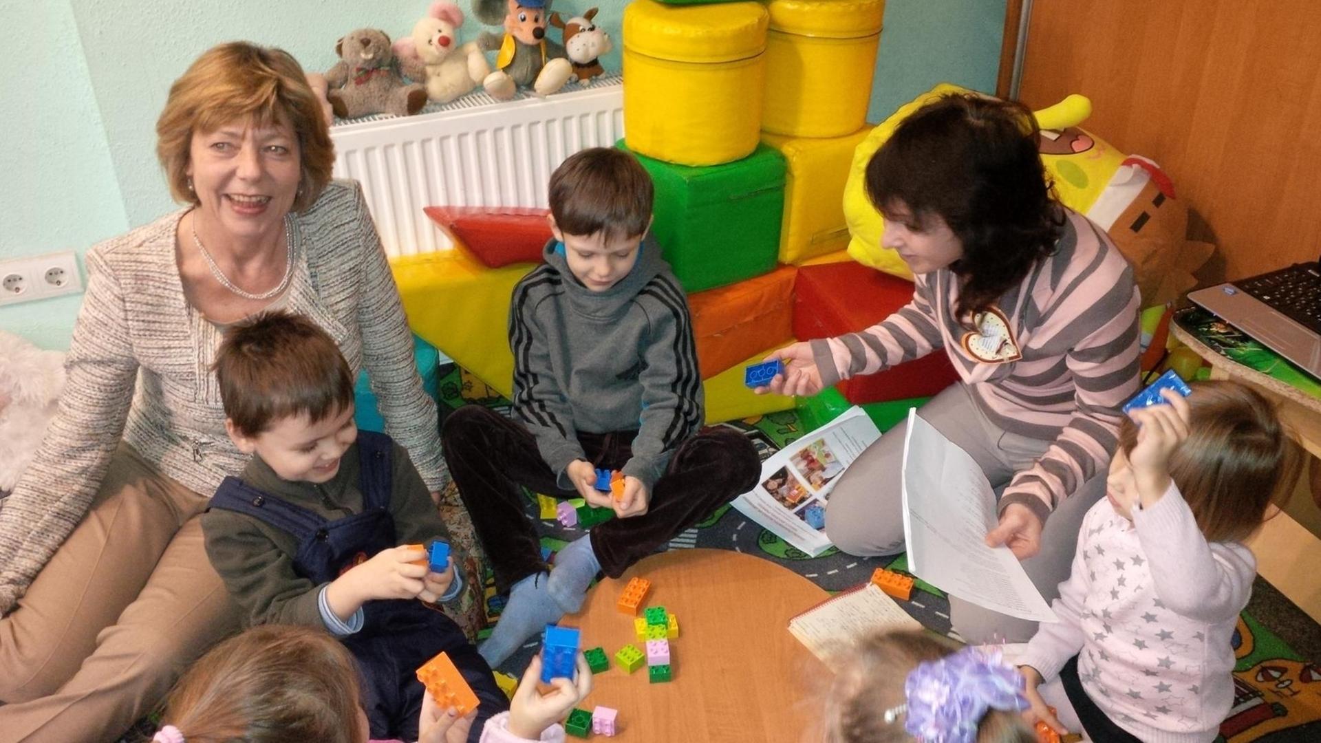 Daniela Schadt, Unicef-Schirmherrin und Lebensgefährtin von Bundespräsident Joachim Gauck, besucht in der Ostukraine ein Projekt des Kinderhilfswerks.