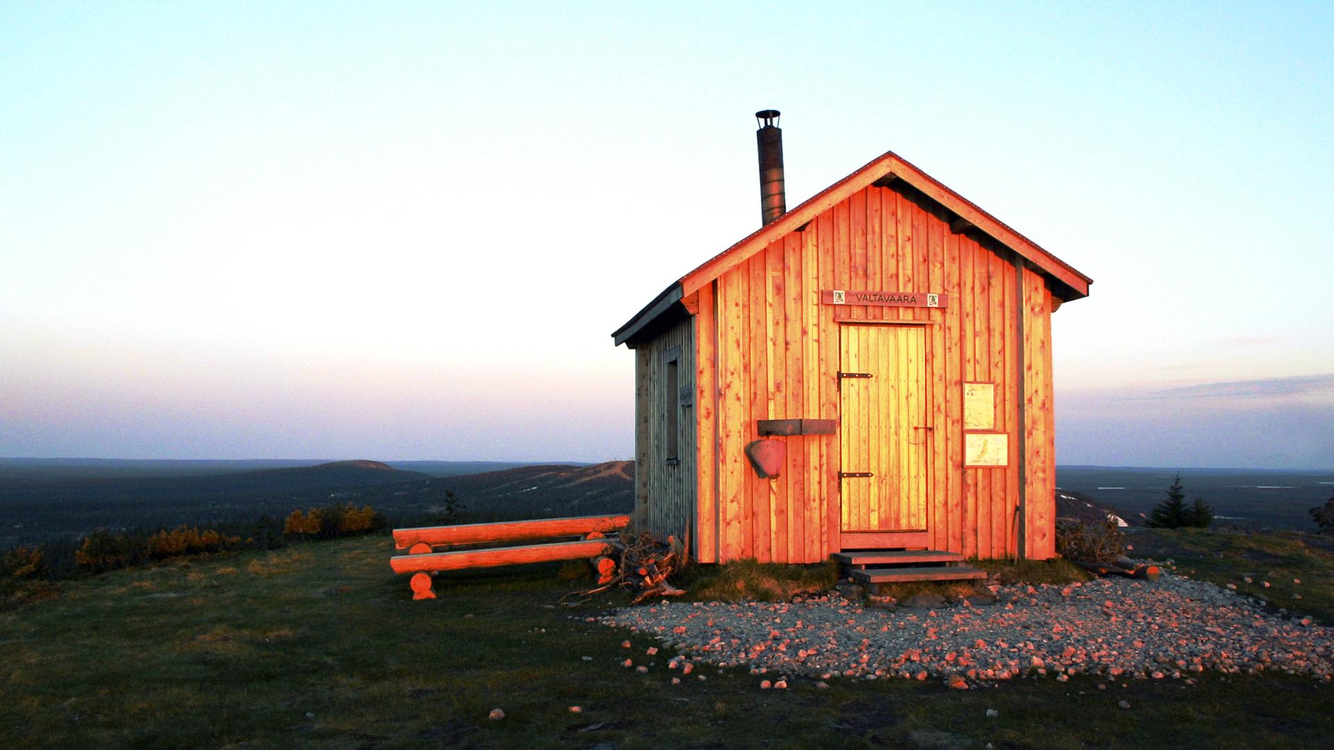 Morgendämmerung an einer finnischen Berghütte. Morgendämmerung an einer finnischen Berghütte.