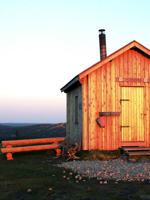Morgendämmerung an einer finnischen Berghütte.