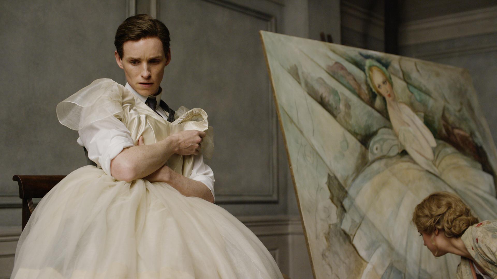 Die Filmszene zeigt Eddi Redmayne (l) als Einar Wegener im Film "The Danish Girl" Die Filmszene zeigt Eddi Redmayne (l) als Einar Wegener im Film "The Danish Girl"