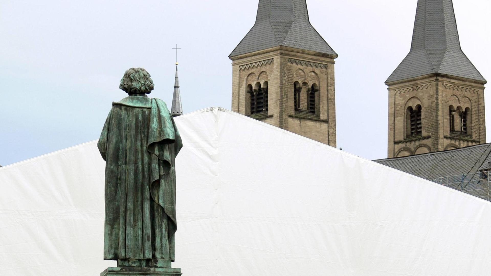 Die Bonner Statue Beethovens in Rückenansicht, die scheinbar auf die Türme des Bonner Münsters schaut. Die Bonner Statue Beethovens in Rückenansicht, die scheinbar auf die Türme des Bonner Münsters schaut.