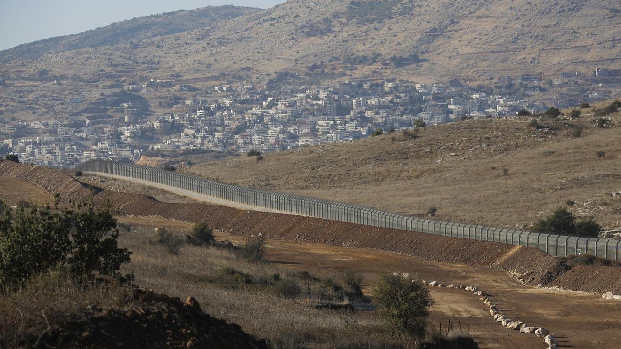 Blick auf die Golan-Höhen, im Vordergrund ein israelischer Grenzzaun. Blick auf die Golan-Höhen, im Vordergrund ein israelischer Grenzzaun.