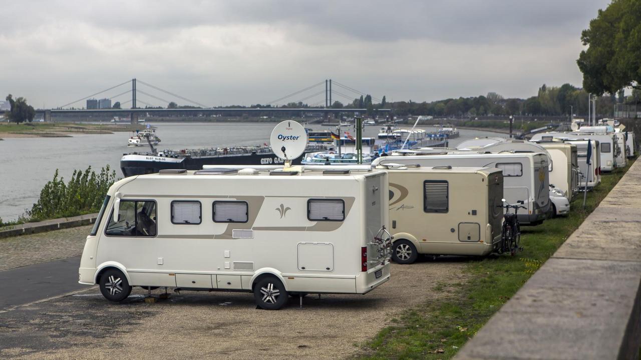 Camper stehen am Rheinufer in Düsseldorf. Camper stehen am Rheinufer in Düsseldorf.